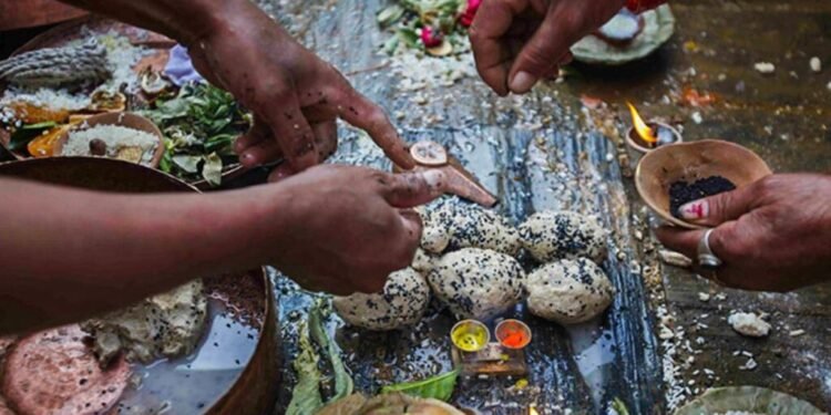 सोह्रश्राद्धमा पुरोहितलाई भ्याइनभ्याइ