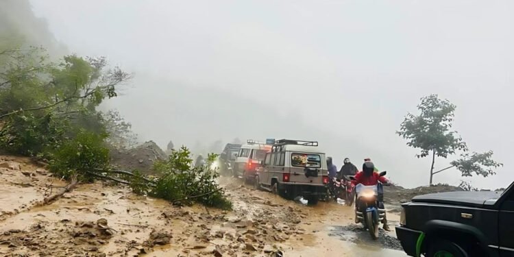 देशभरका मुख्य राजमार्ग नै अवरुद्ध, यात्रु बाटोमै अलपत्र