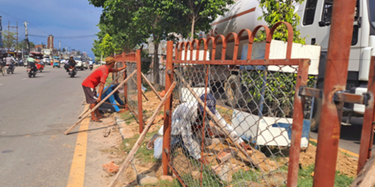 वन नजिकैको गाउँलाई बचाउन तारजाली