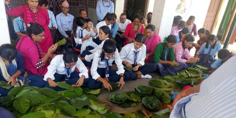 टपरी र चकटी बुन्न सिक्दै सामुदायिक विद्यालयका विद्यार्थी