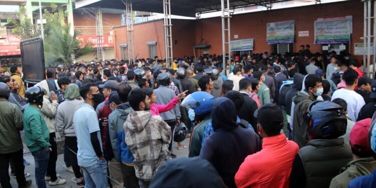 दसैँको अग्रिम टिकट बुकिङ खुला, टिकट काट्दै यात्रु