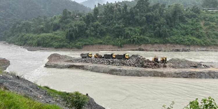 त्रिशूली नदीले एक्साभेटर र टिप्पर बगायो