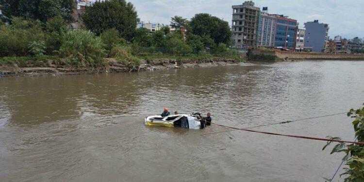 धोबीखोलामा खसेकाे ट्याक्सी यूएन पार्क अगाडि भेटियाे