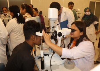 नेपाली नेत्ररोग विशेषज्ञ बङ्गलादेशका घाइतेको आँखा उपचारमा तल्लीन