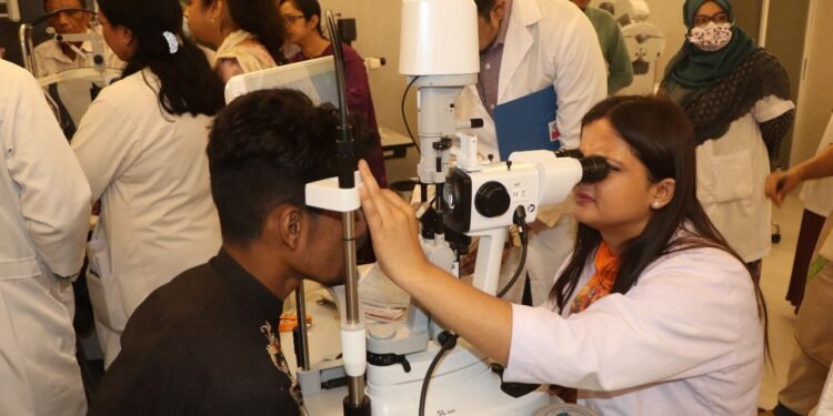 नेपाली नेत्ररोग विशेषज्ञ बङ्गलादेशका घाइतेको आँखा उपचारमा तल्लीन