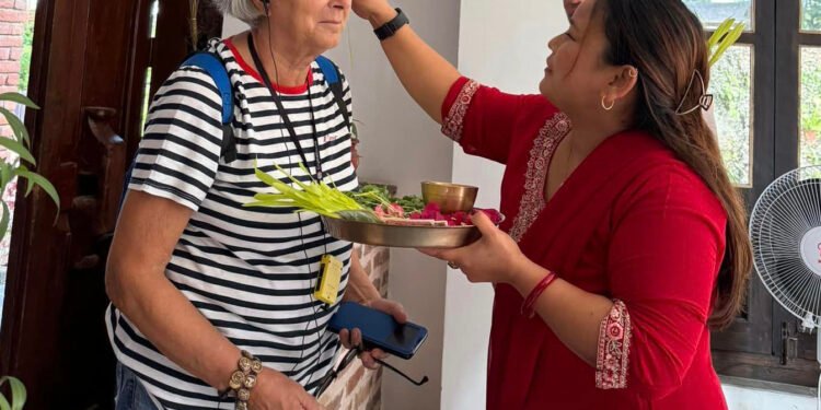 बन्दीपुर घुम्न आएका विदेशीलाई दसैंको टीका