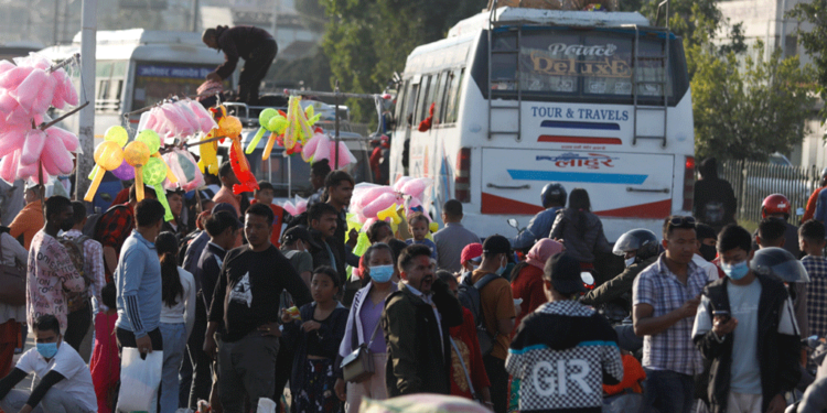 काठमाडौँ उपत्यकाबाट बाहिरिए आठ लाख यात्रु