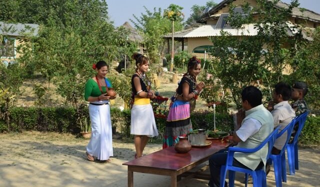 पाहुनालाई स्थानीय घोंगीका परिकारले सत्कार