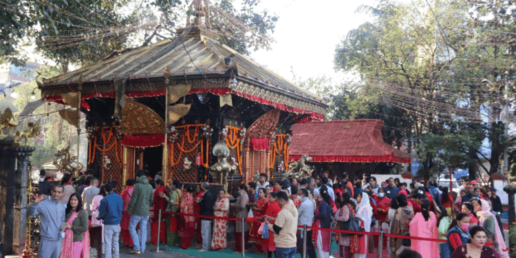 देशभरका शक्तिपीठमा भक्तजनको भीड