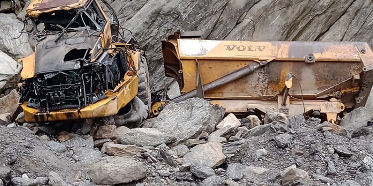 संखुवासभाको मकालुमा टिपर दुर्घटना : दुई भारतीय मजदुरको मृत्यु