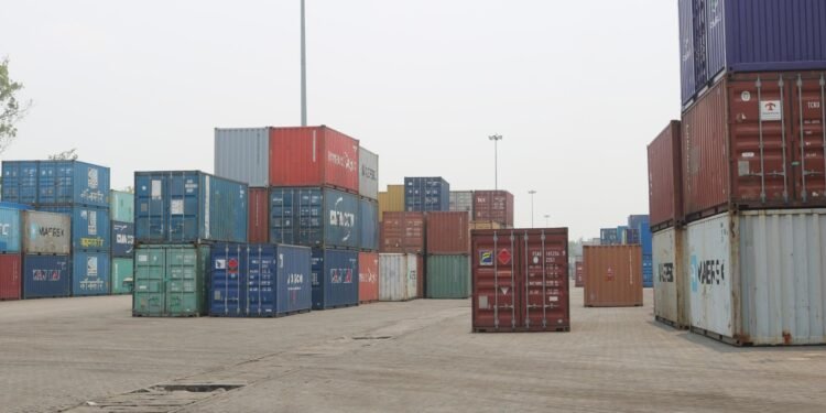 अर्थ वीरगञ्ज नाकाबाट आयात–निर्यात घट्यो