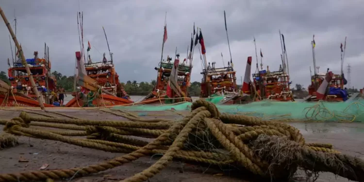 भारतमा चक्रवाती आँधी ‘दाना’ : ३०० उडान र ५५० भन्दा बढी रेल रद्द