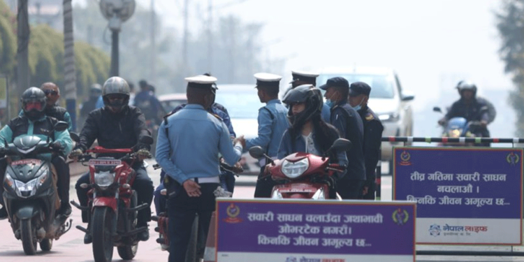 ट्राफिक प्रहरीले कागजी चिट नकाट्ने, नागरिक एपबाटै जरिवाना तिर्न सक्ने