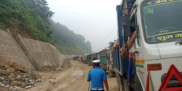दाउन्नेमा भासिएको सडकको दुईतर्फी सञ्चालनमा