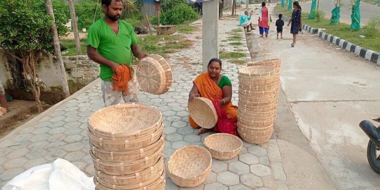 मिथिला क्षेत्रका डोम र बिन समुदायका मानिस चङेरा, ढकी, छिटी बनाउन व्यस्त