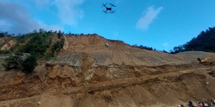 बाढीपहिरोः काभ्रेमा सडक अवरुद्ध बस्तीमा ड्रोनमार्फत राहत पठाइँदै
