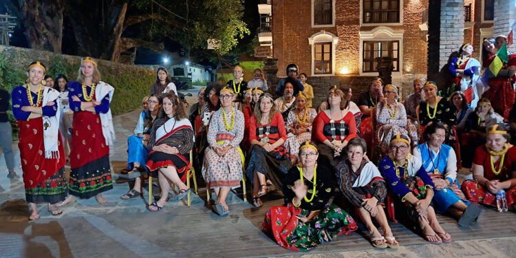 जातीय पोसाकमा सजिएर कौरामा रमाए विदेशी पर्यटक