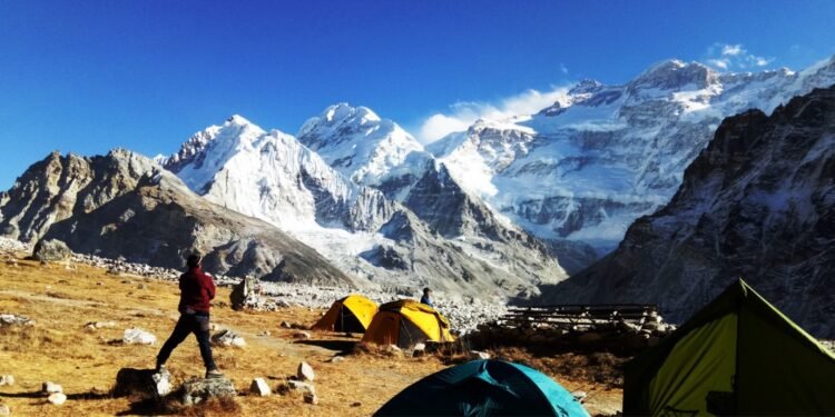 कञ्चनजङ्घा आधार शिविरमा पर्यटकको चहलपहल