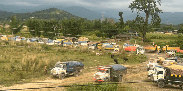 कटारी क्षेत्रमा सिमेन्ट उद्योगका टिपरको आतंक