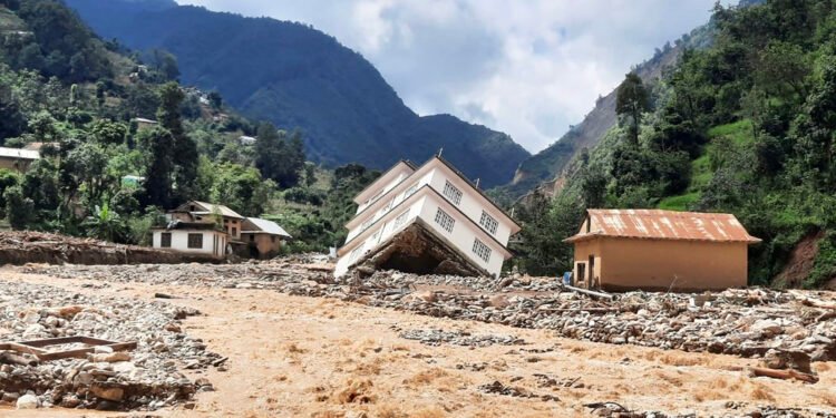 बाढीपहिरो : काभ्रेमा प्रारम्भिक राहत वितरण गरिँदै