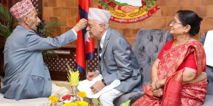 प्रधानमन्त्री ओलीद्वारा बुवा मोहन प्रसाद ओलीको हातबाट टिका ग्रहण