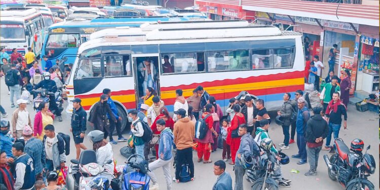 दशैं मनाउन उपत्यकाबाट बाहिरिएका १२ लाखमध्ये चार लाख भित्रिए