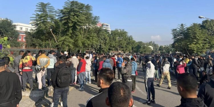 साफ महिला च्याम्पियनसिप : टिकट काट्न बिहानैदेखि लामो लाम