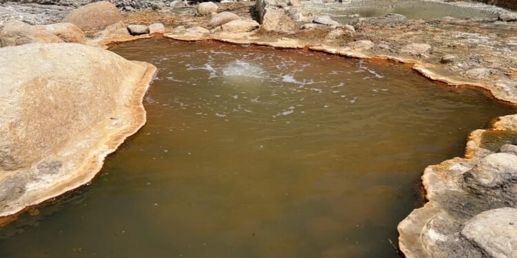 उपयोगको पर्खाइमा लोमान्थाङको तातोपानी कुण्ड