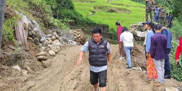 मर्मत गर्दागर्दै पहिरो गएपछि मेची राजमार्ग अवरुद्ध