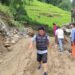 मर्मत गर्दागर्दै पहिरो गएपछि मेची राजमार्ग अवरुद्ध
