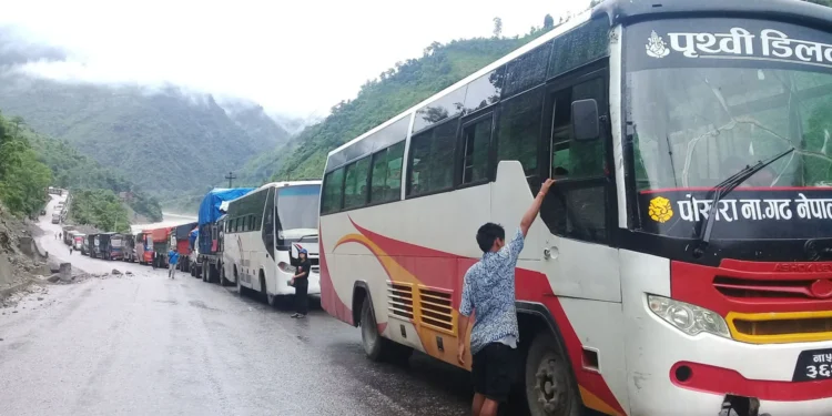 काठमाडौँ उपत्यकाबाट दैनिक एक लाख बाहिरिँदै