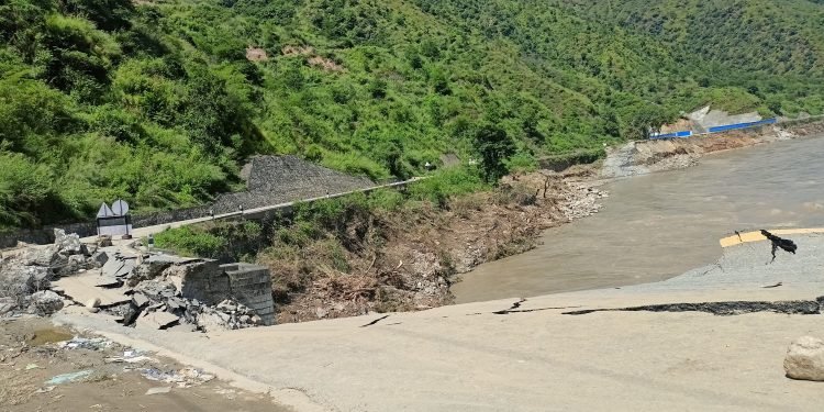 यी सडकखण्ड आज पनि पूर्णरुपमा अवरुद्ध