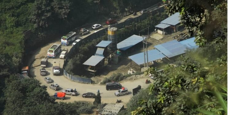 बाढीपहिरोबाट ठप्प भएकाे सडक यातायात क्रमशः सहजतातर्फ