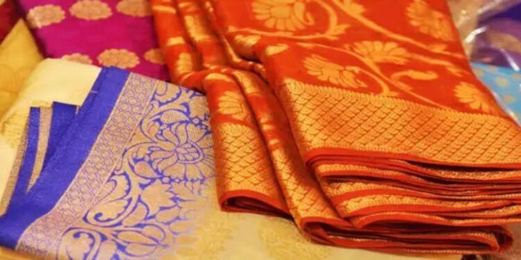 दुर्गा पूजाका साडी मुसहर महिलालाई प्रदान