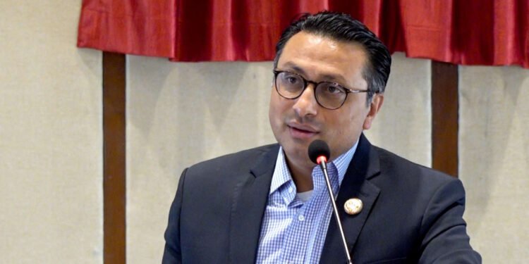 सरकार रविमाथि ‘तेराे सेखी झार्छु’ भन्ने शैलीमा प्रस्तुत भयाे- स्वर्णिम वाग्ले