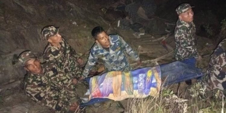 डडेल्धुरा बस दुर्घटना : उद्धारमा सेना सहितको टोली
