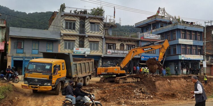दमौली बजारमा सडक विस्तारले लिँदै गति