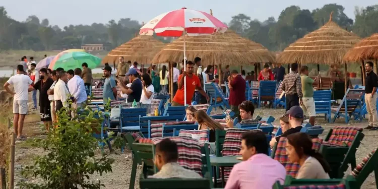 बाढीपछि पर्यटकको पर्खाइमा सौराहाका होटल व्यवसायी