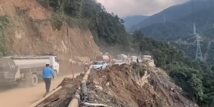 झ्याप्ले खोलामा मर्मतपछि सडक दुई तर्फी सुचारु