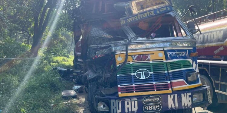 तीनवटा सवारी एक आपसमा ठोक्किँदा एक जनाको मृत्यु, दुई जना घाइते