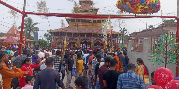 छिन्नमस्ता र कंकालिनीमा दर्शनार्थीको भीड