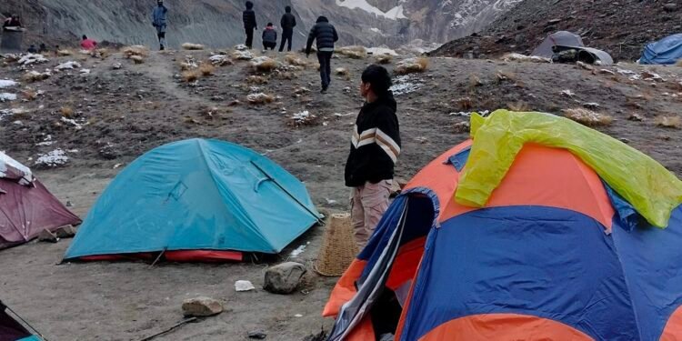 अन्नपूर्ण आधार शिविर : पर्यटकसँगै फोहरको चुनौती