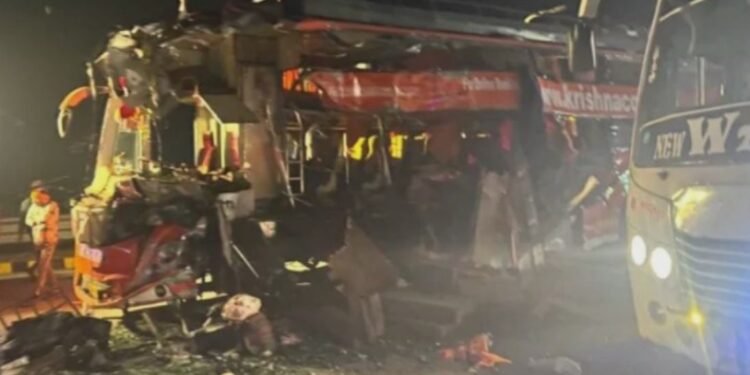 भारतको उत्तरप्रदेशमा बस र ट्रक ठोक्किँदा ५ जनाको मृत्यु