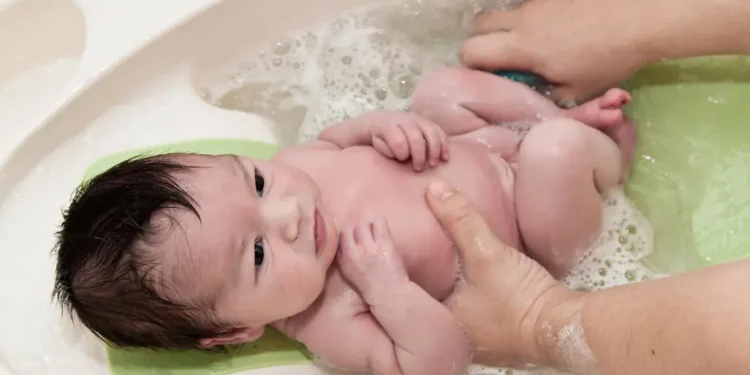 जाडोमा बालबालिकालाई स्वस्थ राख्न, नुहाउँदा यी कुराको विशेष ख्याल गर्नुहोस्