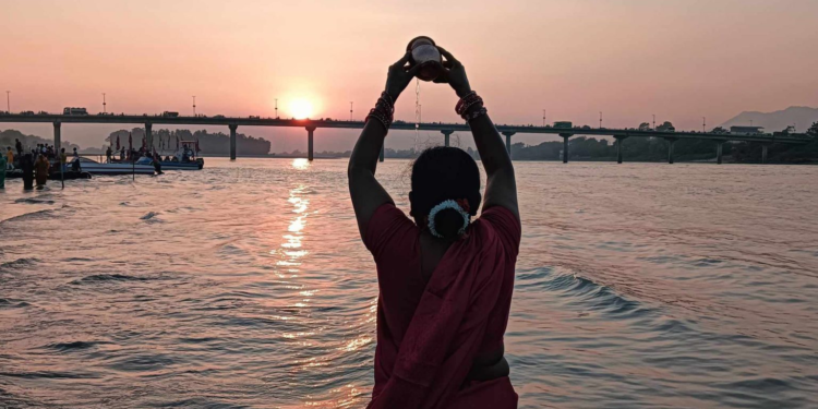 आज छठको अन्तिम दिन, उदाउँदो सूर्यलाई अर्घ्य दिइँदै