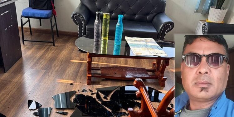 वडाध्यक्षले गरे कार्यवाहक मेयरको कार्यकक्षमा तोडफोड