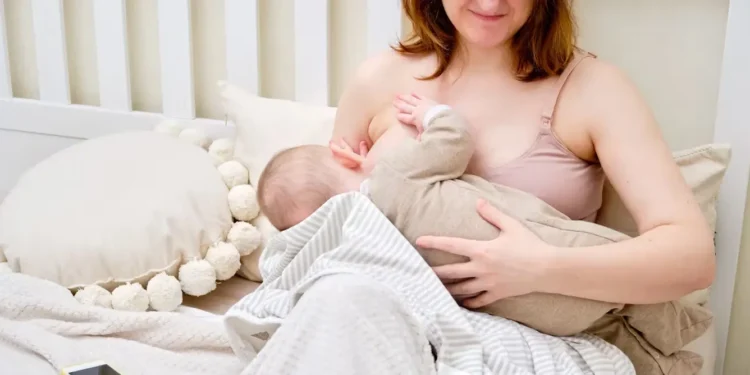 नयाँ आमाले स्तनपान गराउँदा ध्यान दिनुहोस् यी कुरा