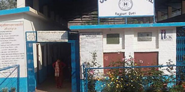 डोटीमा तीन चिकित्सक पक्राउ