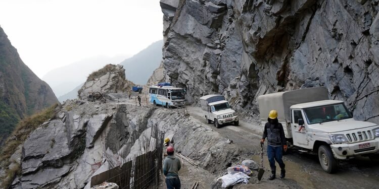राष्ट्रिय गौरवका सडक आयोजना : लागत बढेको–बढ्यै, छैन अपेक्षित प्रगति
