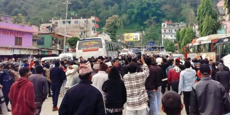 डोटी सवारी दुर्घटनाः क्षतिपूर्तिको माग गर्दै के आई सिंह राजमार्ग अवरुद्ध